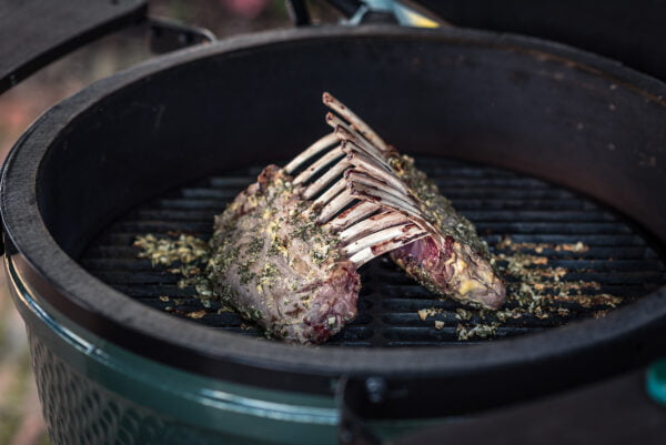 Big Green Egg Lammkrone mit Kräuterkruste